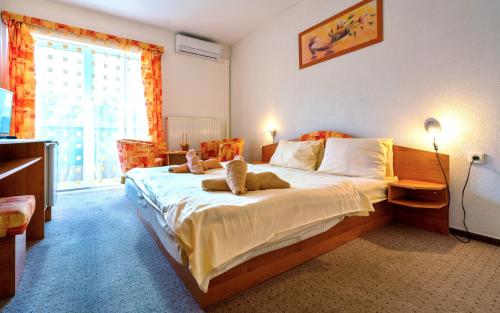 Imagen de la habitación del Hotel PENZI&Oacute;N QUATRO II 250m od k&uacute;paliska. Foto 19