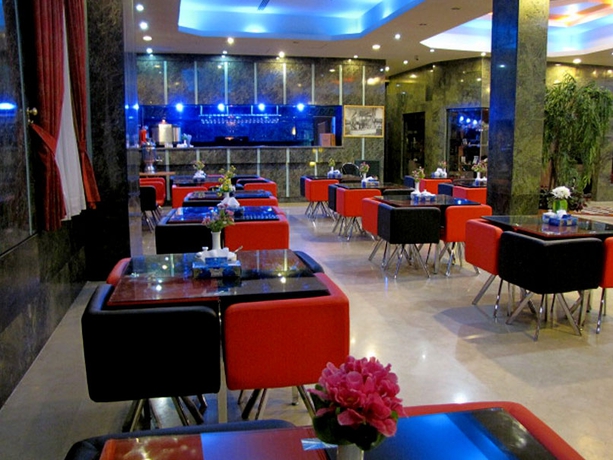 Imagen del bar/restaurante del Hotel PERSEPOLIS INTERNATIONAL. Foto 2