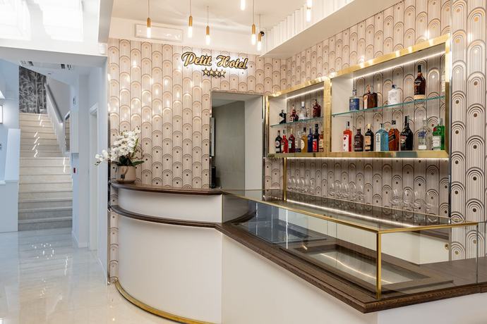 Imagen de los interiores del Hotel PETIT HOTEL, Prato. Foto 17