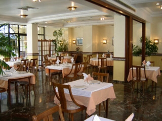 Imagen del bar/restaurante del Hotel PICASSO, El Viso del Alcor. Foto 3