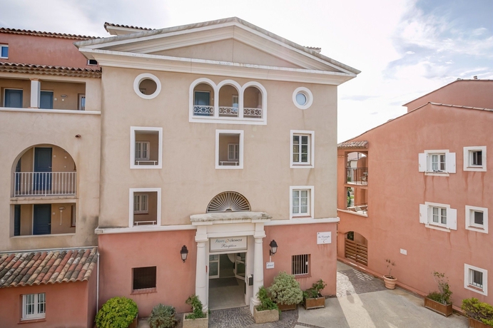 Imagen de los exteriores del Hotel PIERRE ET VACANCES LES RIVAGES DE COUDOULIERE. Foto 9