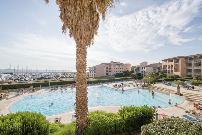 Imagen de la piscina del Hotel PIERRE ET VACANCES LES RIVAGES DE COUDOULIERE. Foto 15