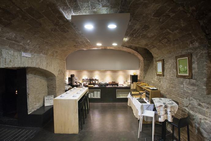 Imagen del bar/restaurante del Hotel PILAR PLAZA. Foto 2