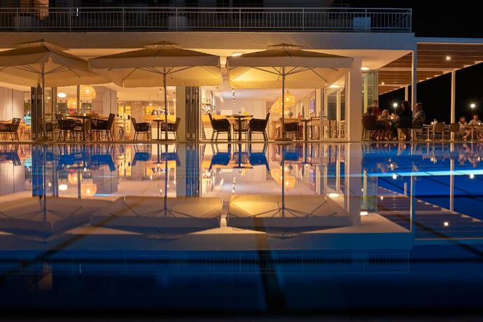 Imagen del bar/restaurante del Hotel PLACES Hvar By Valamar. Foto 11