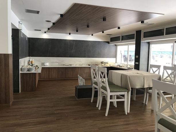 Imagen del bar/restaurante del Hotel PLAZA HOTEL NAFPAKTOS. Foto 2