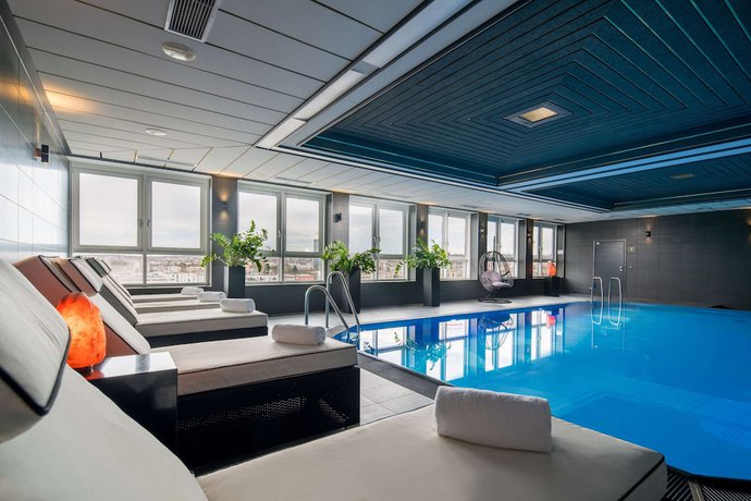 Imagen de la piscina del Hotel PLAZA Premium Darmstadt. Foto 15