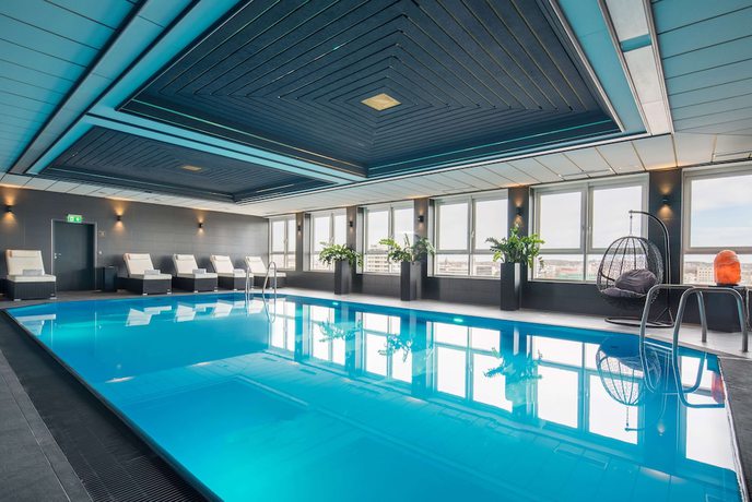 Imagen de la piscina del Hotel PLAZA Premium Darmstadt. Foto 17