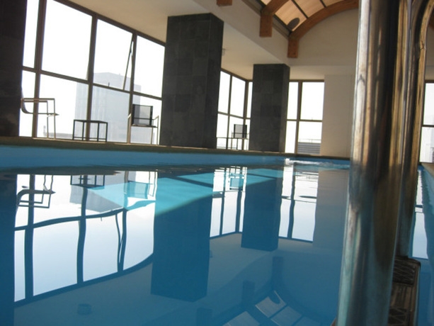 Imagen de la piscina del Hotel PLAZA SUITES. Foto 9