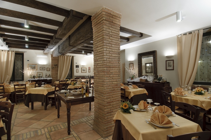 Imagen del bar/restaurante del Hotel POGGIO REGILLO. Foto 10