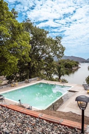 Imagen de la piscina del Hotel POINCOS ECO HOTEL. Foto 19