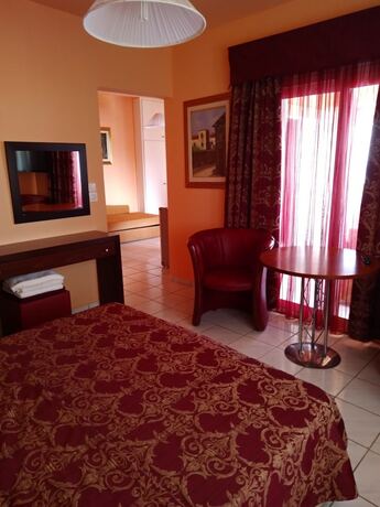 Imagen general del Hotel POLYCHRONO BEACH HOTEL. Foto 11