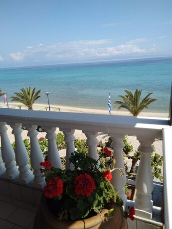 Imagen general del Hotel POLYCHRONO BEACH HOTEL. Foto 12