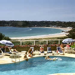 Imagen de la piscina del Hotel PORTELET. Foto 3