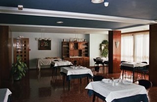 Imagen del bar/restaurante del Hotel POU CLAR. Foto 2