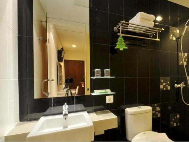 Imagen de la habitación del Hotel PYRENEES Malioboro. Foto 18