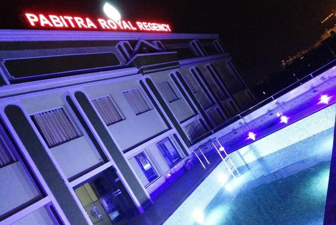 Imagen de la piscina del Hotel Pabitra Royal Regency, Bhubaneswar. Foto 25