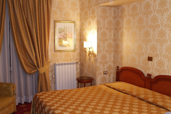 Imagen de la habitación del Hotel Pace Helvezia. Foto 17