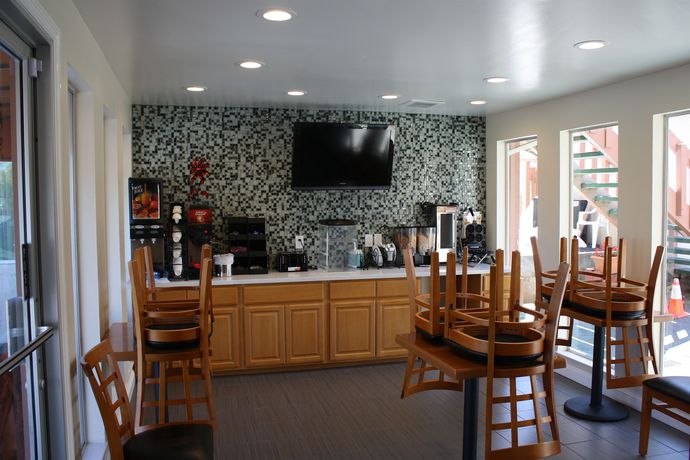 Imagen del bar/restaurante del Hotel Pacific Inn. Foto 2