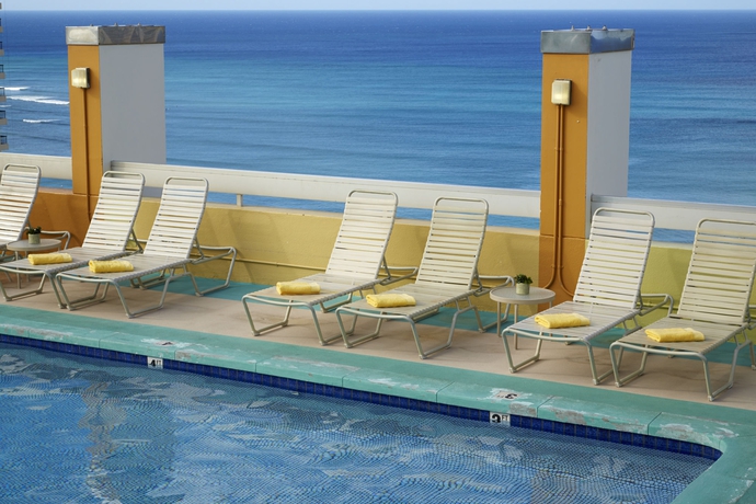 Imagen de la piscina del Hotel Pacific Monarch. Foto 10