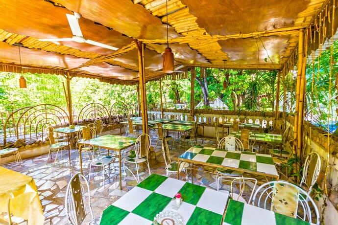 Imagen del bar/restaurante del Hotel Pacot Breeze. Foto 11