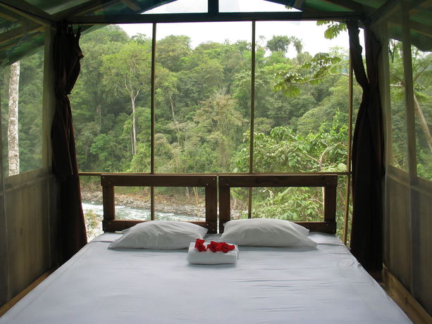Imagen de los exteriores del Hotel Pacuare River Lodge. Foto 10