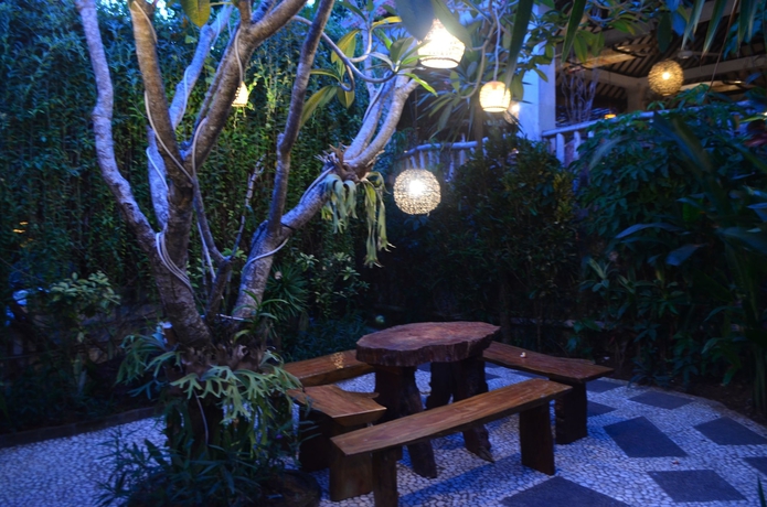 Imagen de los interiores del Hotel Padang Padang Breeze. Foto 19