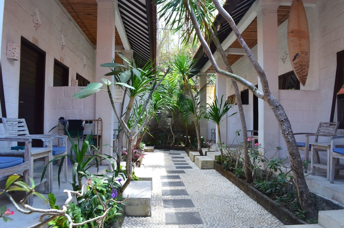 Imagen de los exteriores del Hotel Padang Padang Breeze. Foto 16