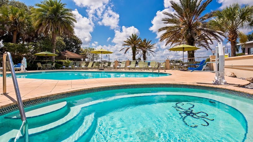 Imagen de la piscina del Hotel PaddleTail Waterfront Lodge, Trademark Collection by Wyndham. Foto 20