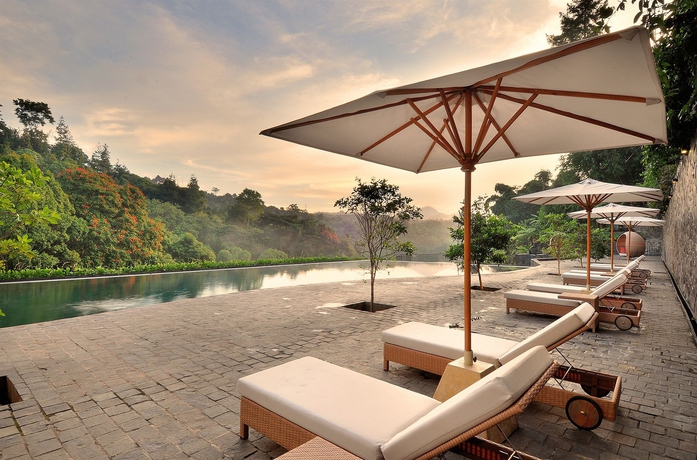 Imagen de la piscina del Hotel Padma Bandung. Foto 14