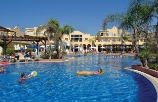 Imagen de la piscina del Hotel Pafian Park Holiday Village. Foto 9