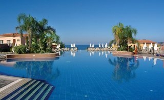 Imagen de la piscina del Hotel Pafian Sun Holiday Village. Foto 8