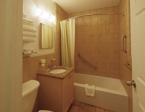 Imagen de la habitación del Hotel Page Terrace Beachfront. Foto 2