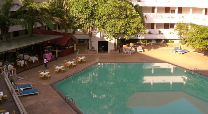 Imagen de la piscina del Hotel Pailyn Sukhothai. Foto 14