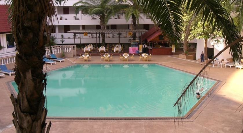 Imagen de la piscina del Hotel Pailyn Sukhothai. Foto 15