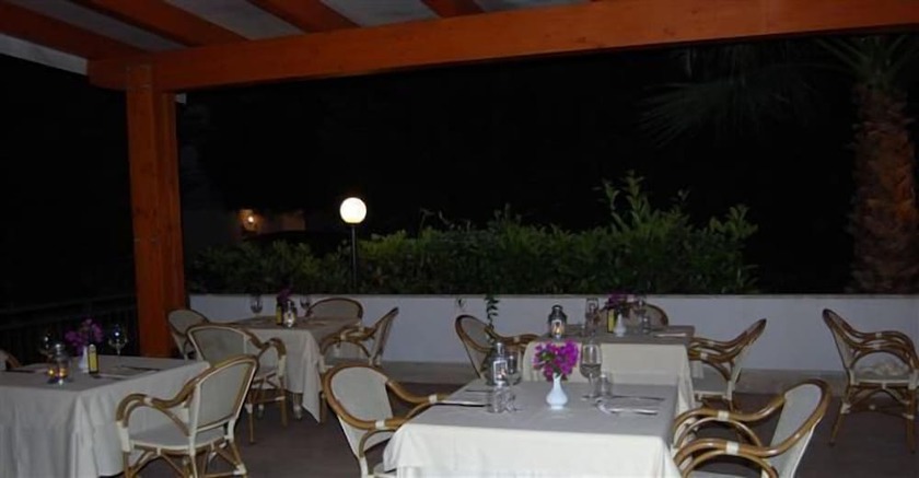 Imagen del bar/restaurante del Hotel Paistos. Foto 3