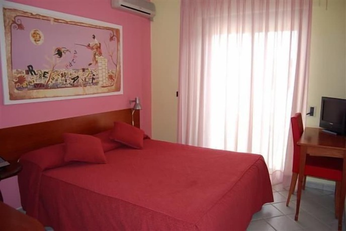Imagen de la habitación del Hotel Paistos. Foto 17