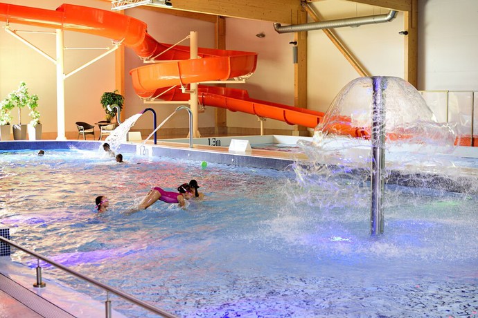 Imagen de la piscina del Hotel PajarinHovi. Foto 16