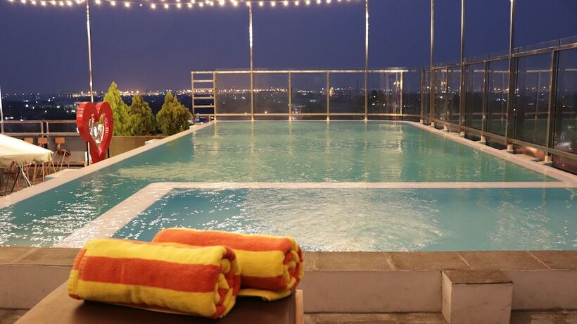 Imagen de la piscina del Hotel Pakons Prime. Foto 32