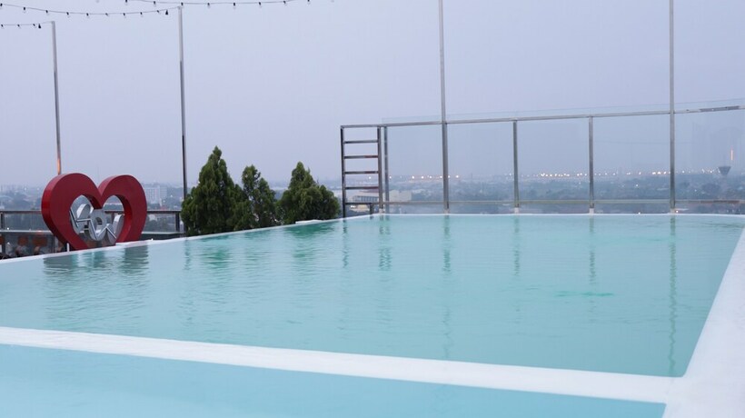 Imagen de la piscina del Hotel Pakons Prime. Foto 33