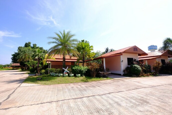 Imagen de los exteriores del Hotel Paktraporn Resort. Foto 32
