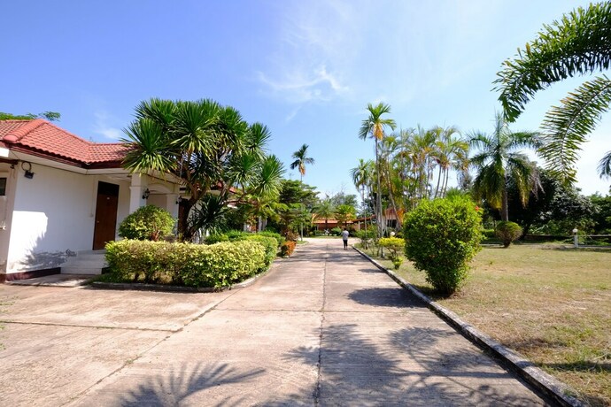 Imagen de los exteriores del Hotel Paktraporn Resort. Foto 33