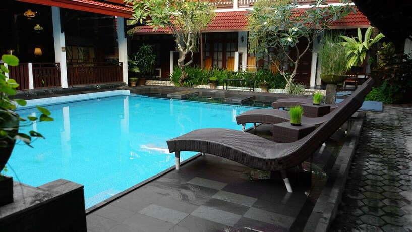 Imagen de la piscina del Hotel Paku Mas. Foto 18