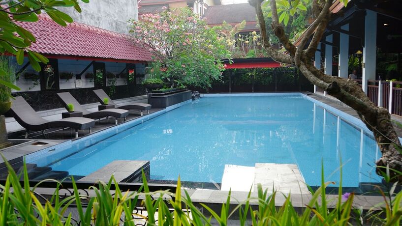 Imagen de la piscina del Hotel Paku Mas. Foto 19
