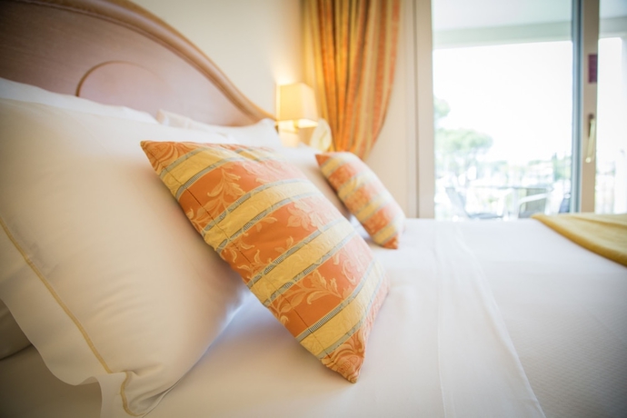 Imagen de la habitación del Hotel Palace, Desenzano del Garda. Foto 6