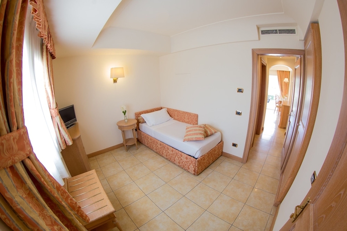 Imagen de la habitación del Hotel Palace, Desenzano del Garda. Foto 7