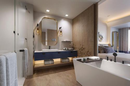 Imagen de la habitación del Hotel Palace Dubai Creek Harbour. Foto 5