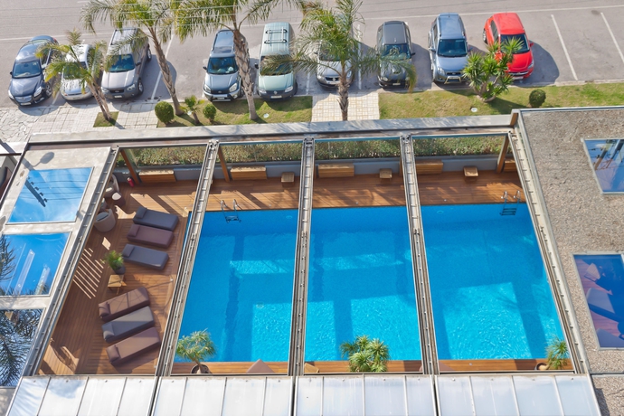 Imagen de la piscina del Hotel Palace Glyfada. Foto 16