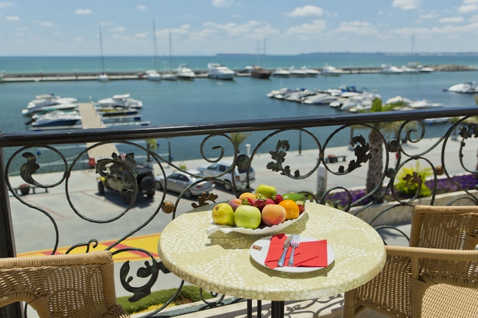Imagen de la habitación del Hotel Palace Marina Dinevi. Foto 4