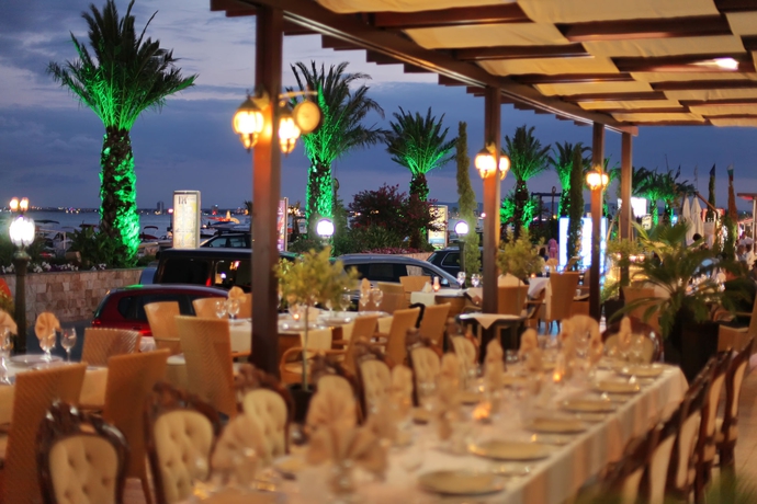 Imagen del bar/restaurante del Hotel Palace Marina Dinevi. Foto 2