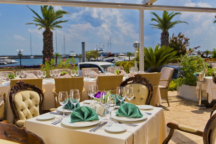 Imagen del bar/restaurante del Hotel Palace Marina Dinevi. Foto 3